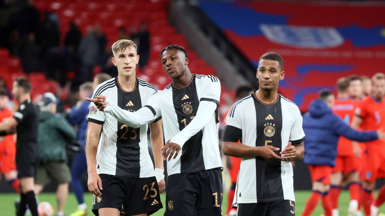 Die DFB-Stars Nico Schlotterbeck (l.) und Armel Bella Kotchap (M.) besprechen sich nach dem Spiel gegen England.