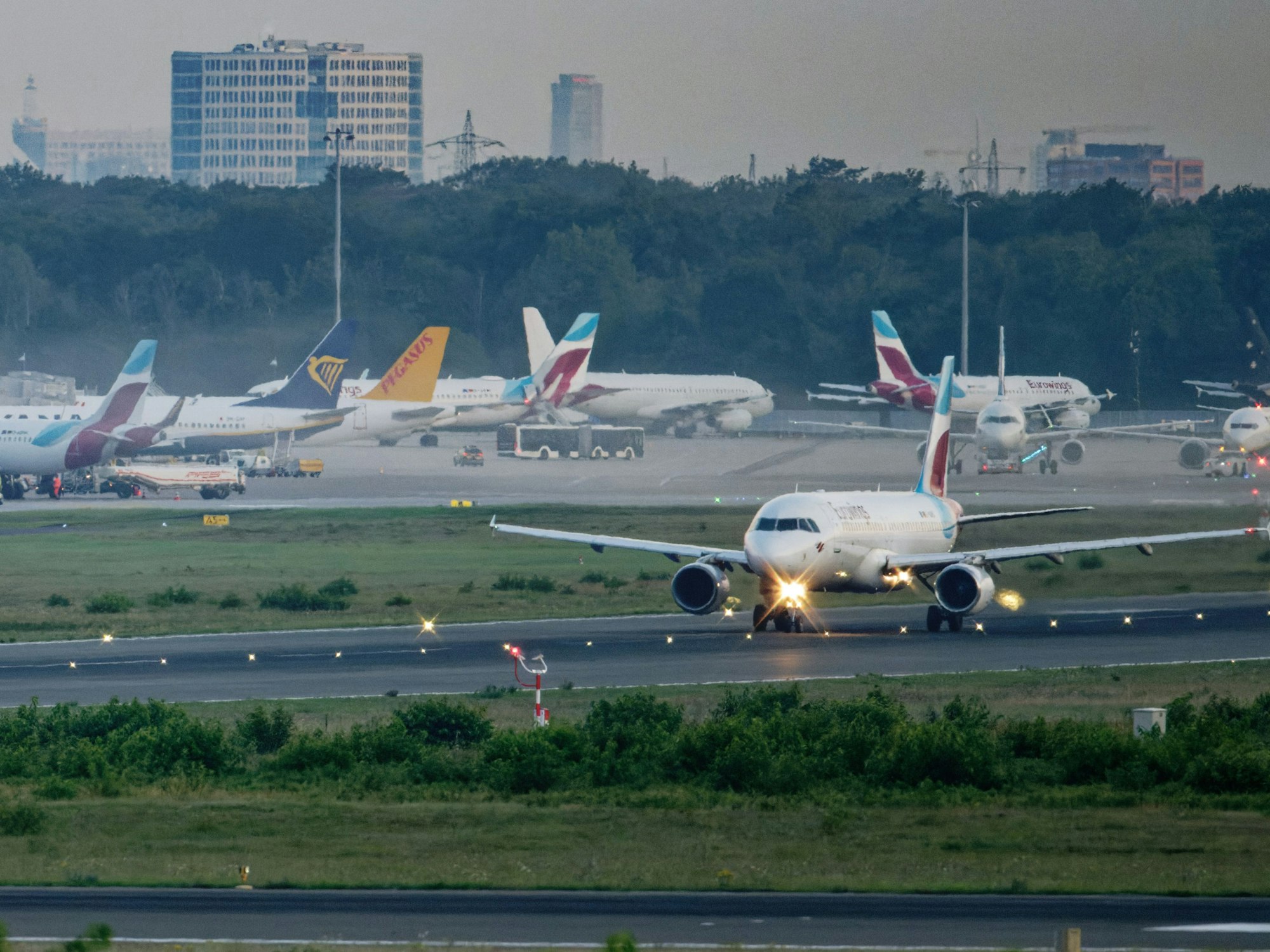 Maschinen der Fluggesellschaft Eurowings stehen auf dem Flughafen Köln/Bonn, hier im August 2023.