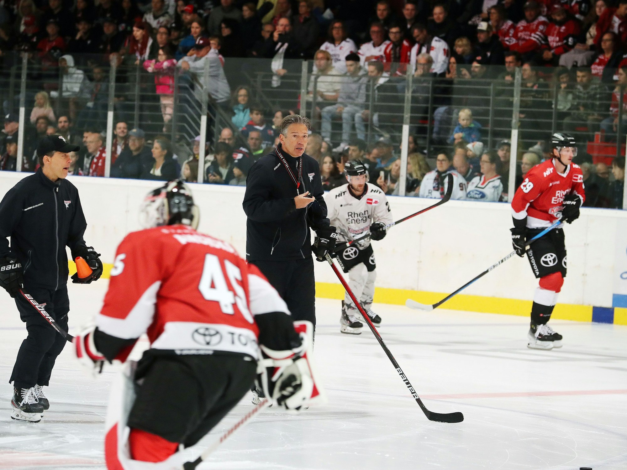 KEC: Uwe Krupp leitet eine Einheitr auf dem Eis in der Kölnarena 2.
