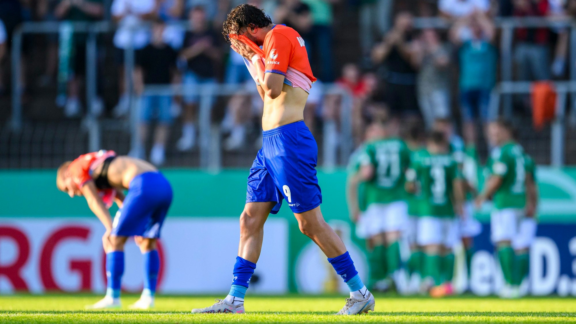 Die Spieler von Darmstadt 98 sind nach einem Gegentor in Homburg im DFB-Pokal konsterniert.