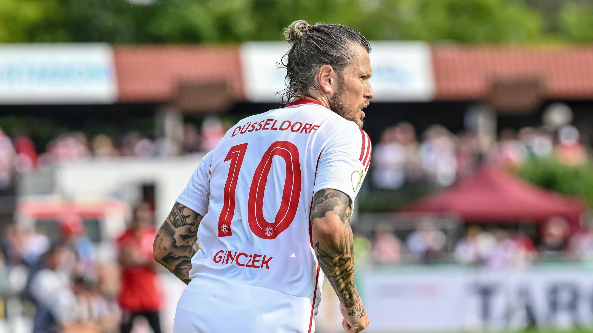 Daniel Ginczek steht im Spiel des DFB-Pokals beim FV Illertissen auf dem Platz.