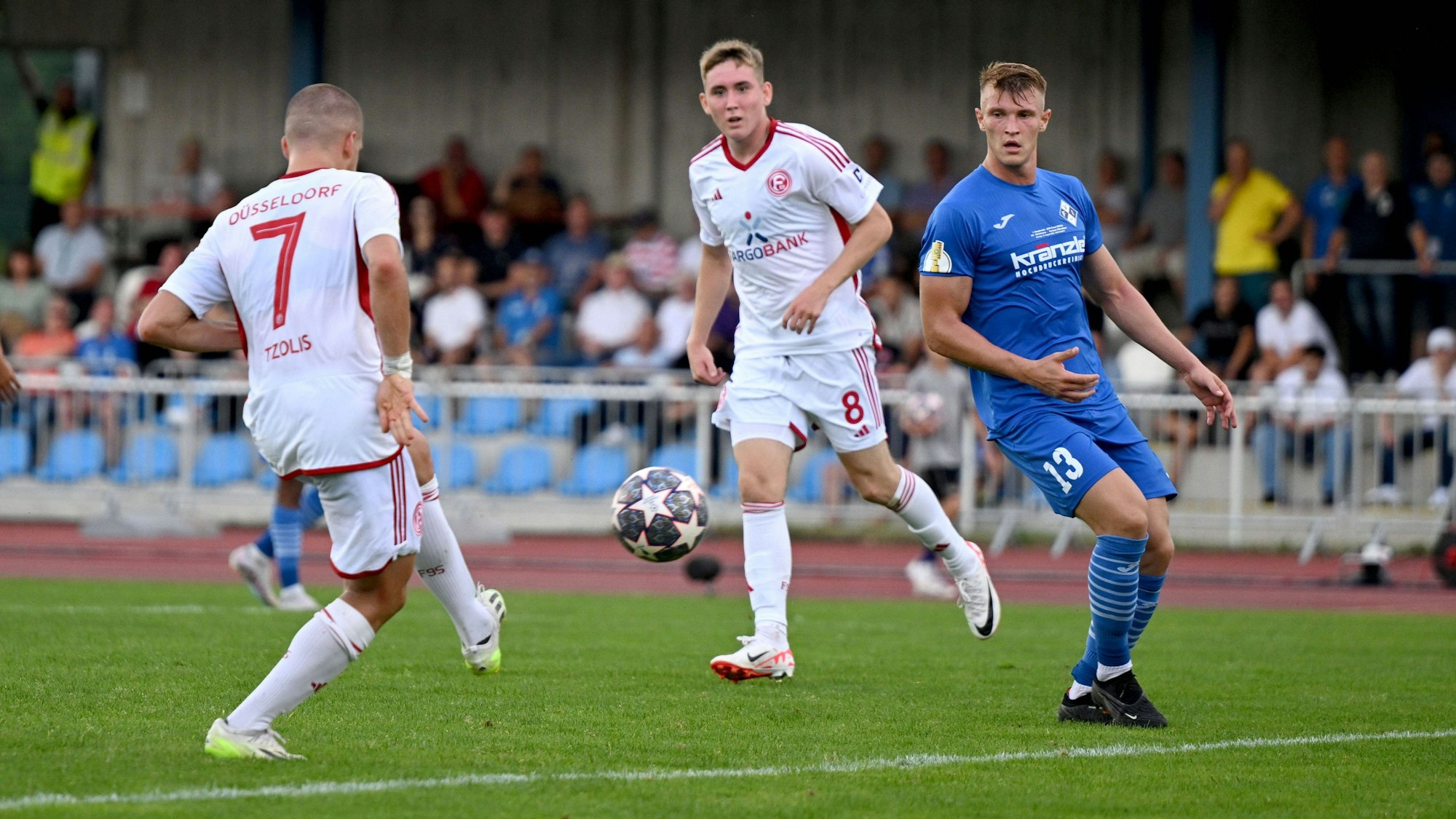 Christos Tzolis trifft zum 3:1 im Pokal-Spiel beim FV Illertissen.