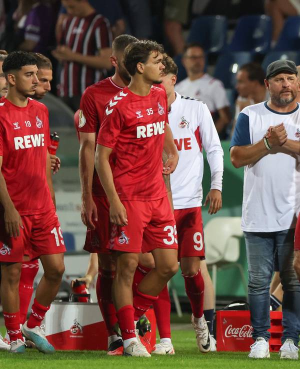Steffen Baumgart klatscht im DFB-Pokal mit seinen Spielern ab.