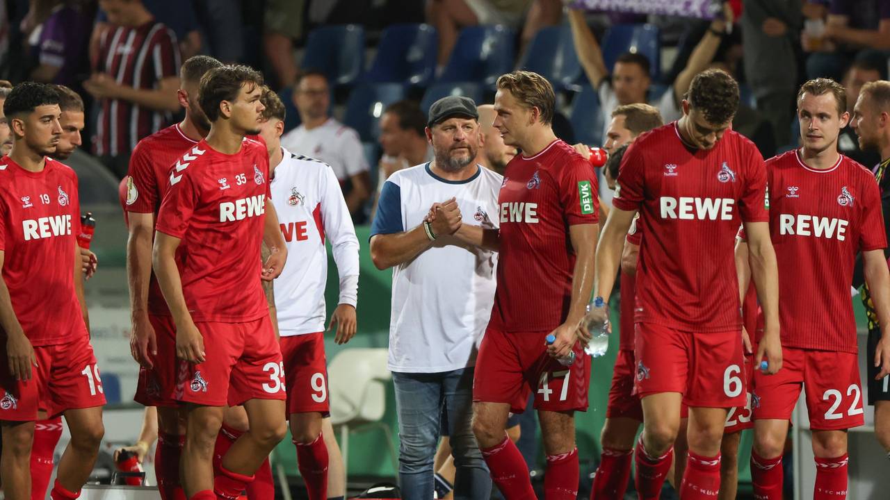 Steffen Baumgart klatscht im DFB-Pokal mit seinen Spielern ab.