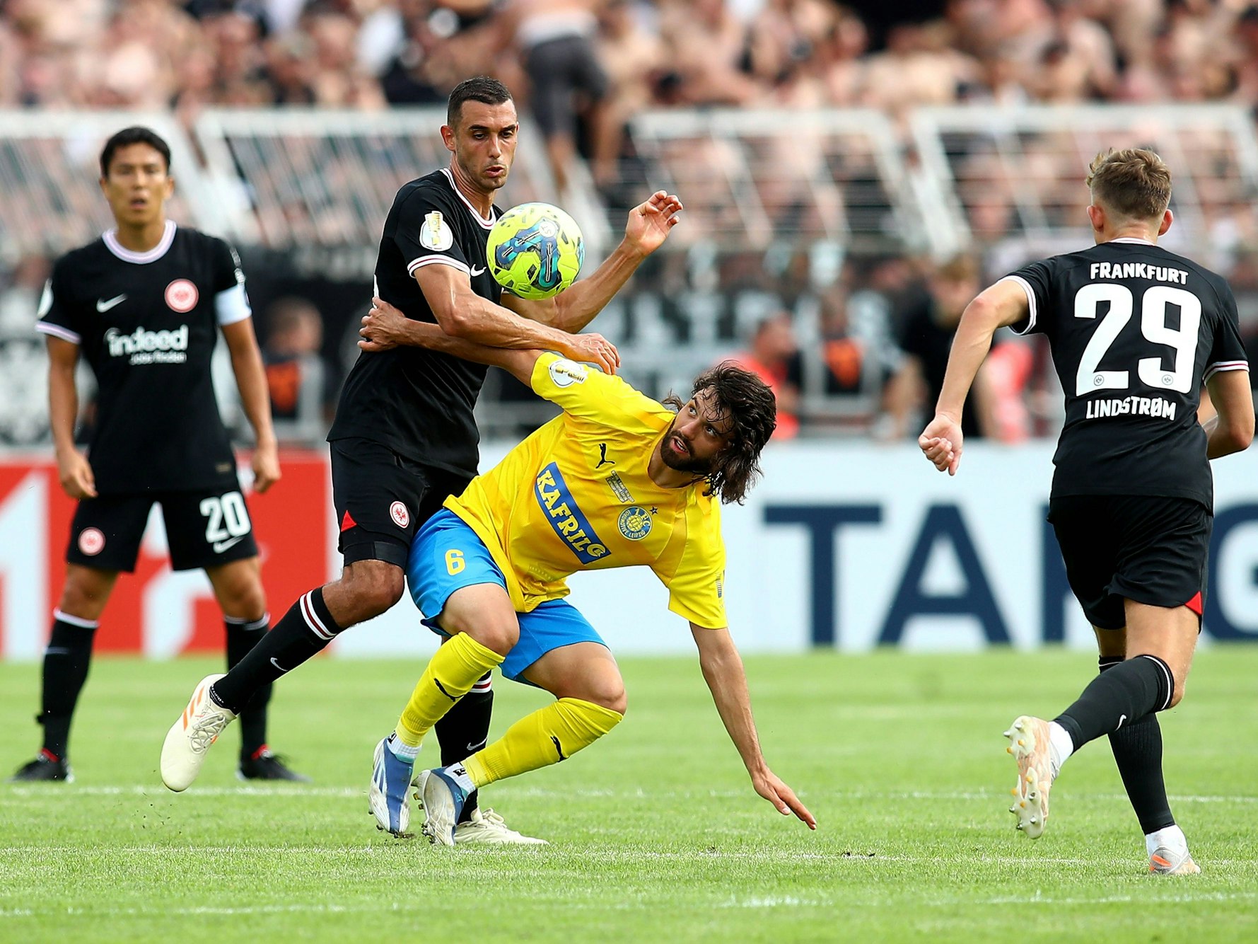 Eintrachts Ellyes Skhiri und Leipzigs Zak Paulo Piplica im Zweikampf.