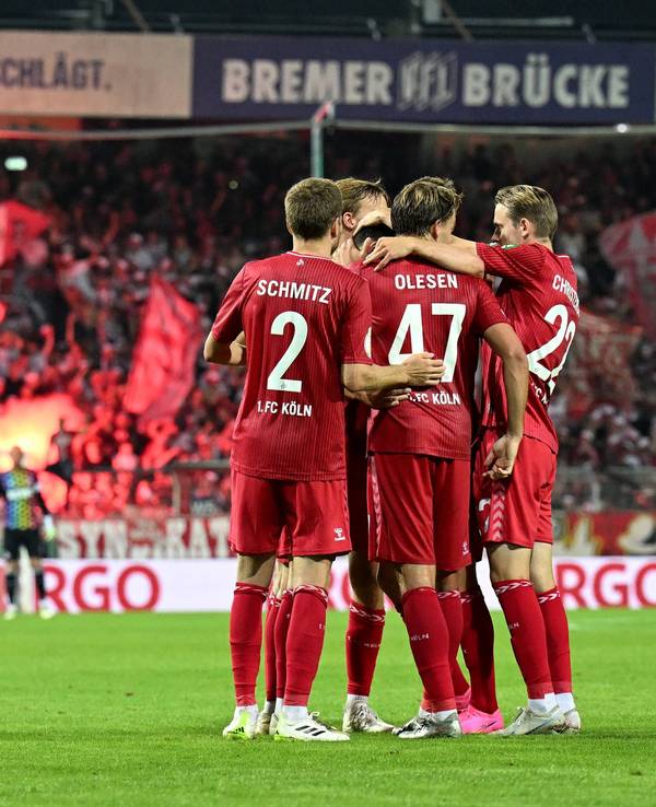 Die Spieler des 1. FC Köln in der Jubeltraube.