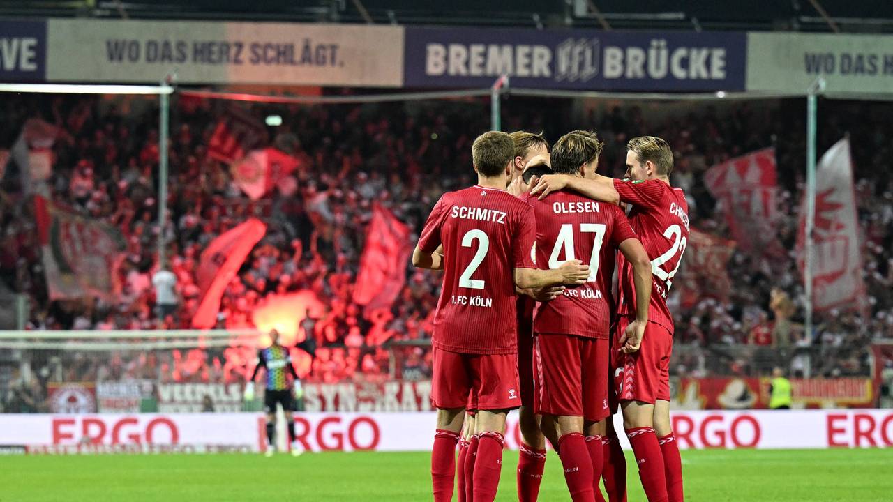 Die Spieler des 1. FC Köln in der Jubeltraube.