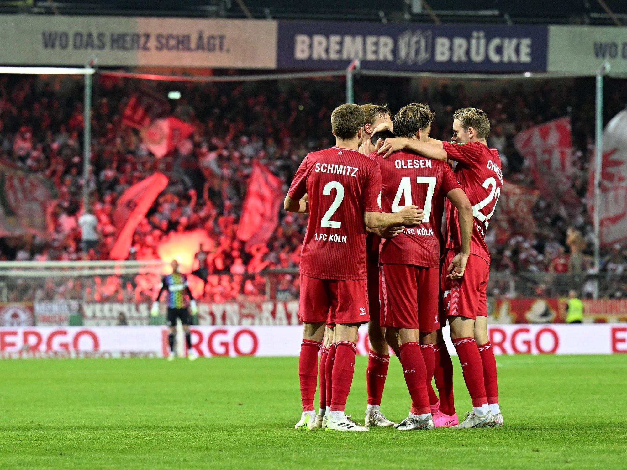 Die Spieler des 1. FC Köln in der Jubeltraube.