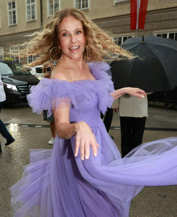Katja Burkard, Moderatorin aus Deutschland, vor Beginn der Premiere „Macbeth“ von Giuseppe Verdi im Juli 2023.