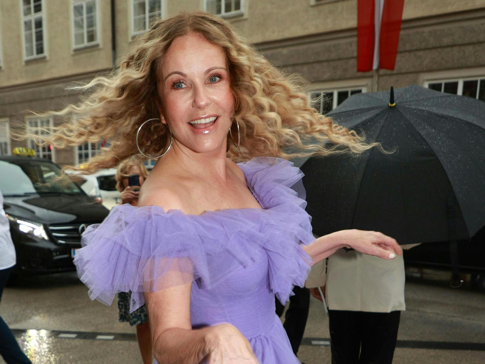 Katja Burkard, Moderatorin aus Deutschland, vor Beginn der Premiere „Macbeth“ von Giuseppe Verdi im Juli 2023.