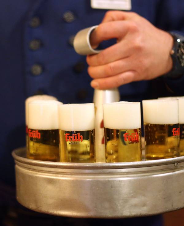 Ein Köbes trägt am 10.12.2012 in Köln im Brauhaus Früh am Dom Kölsch-Bier aus.