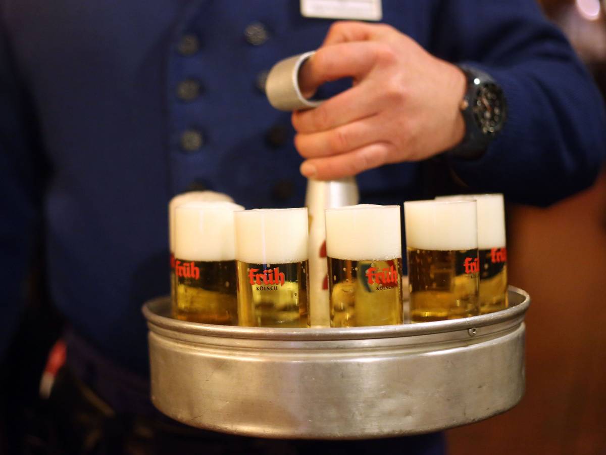 Ein Köbes trägt am 10.12.2012 in Köln im Brauhaus Früh am Dom Kölsch-Bier aus.