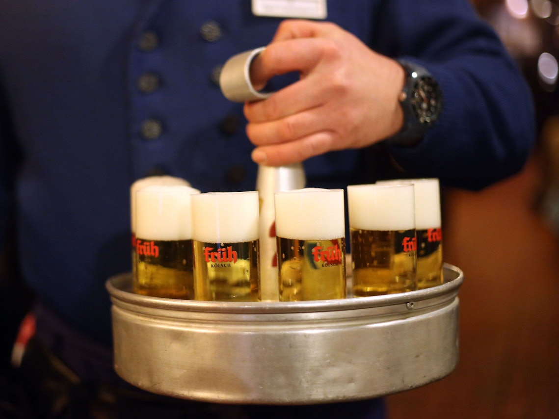 Ein Köbes trägt am 10.12.2012 in Köln im Brauhaus Früh am Dom Kölsch-Bier aus.