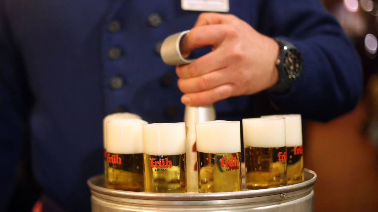 Ein Köbes trägt am 10.12.2012 in Köln im Brauhaus Früh am Dom Kölsch-Bier aus.
