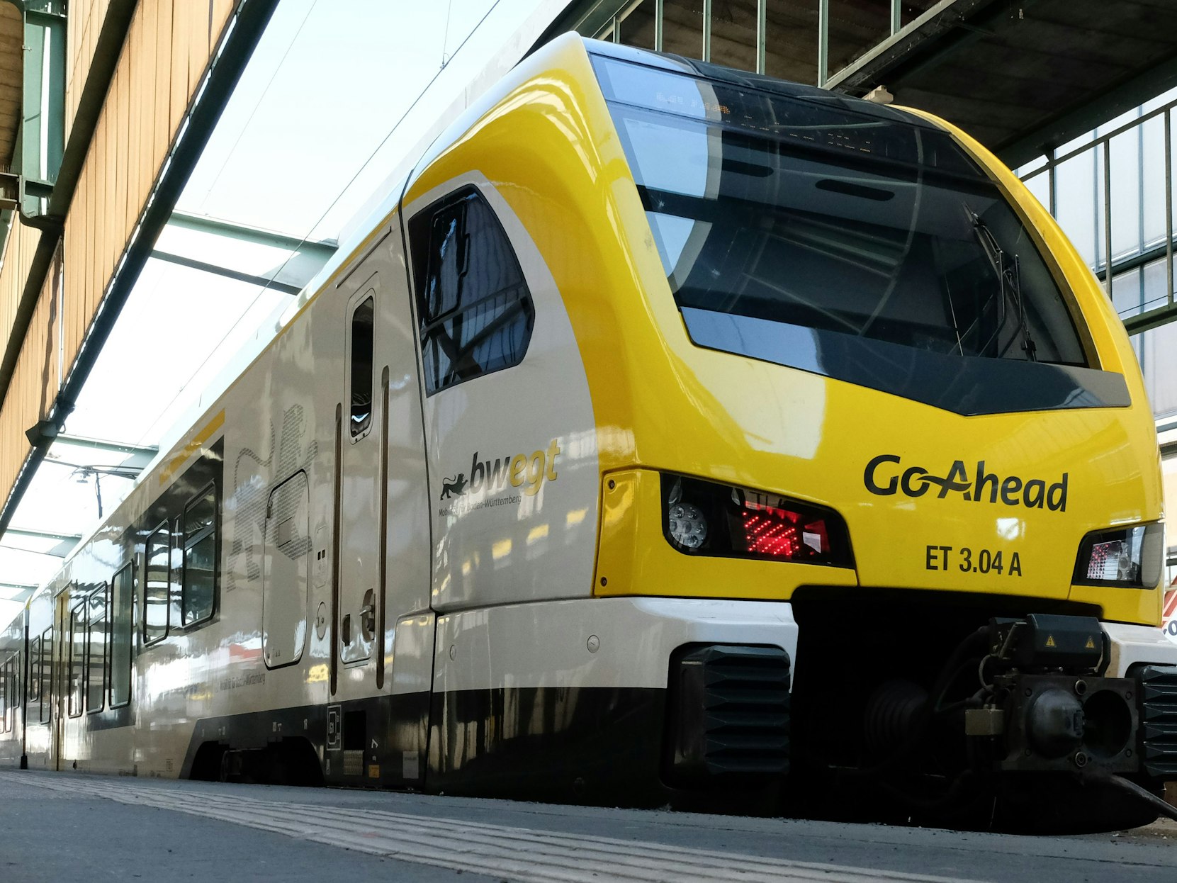 Ein Zug des Bahnunternehmens Go-Ahead steht am Stuttgarter Hauptbahnhof, hier im Februar 2023.