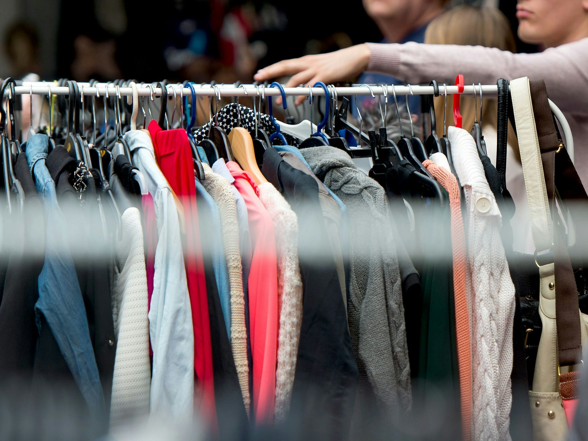 Eine Kleiderstange mit Kleidung auf Kleiderbügeln, hier im April 2016 in Neuss.