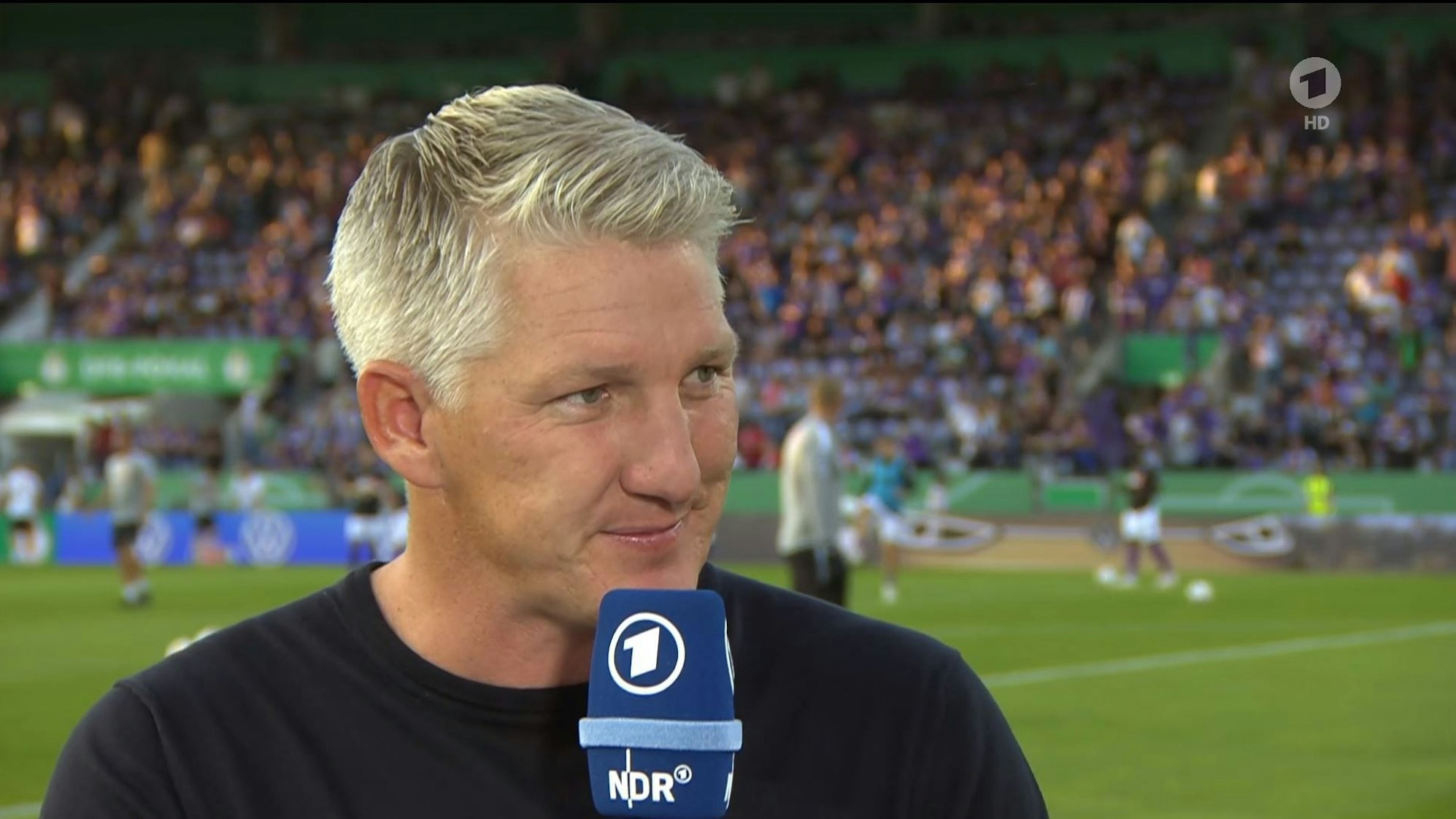 ARD-Experte Bastian Schweinsteiger vor dem Spiel im DFB-Pokal zwischen dem VfL Osnabrück und dem 1. FC Köln am ARD-Mikro.