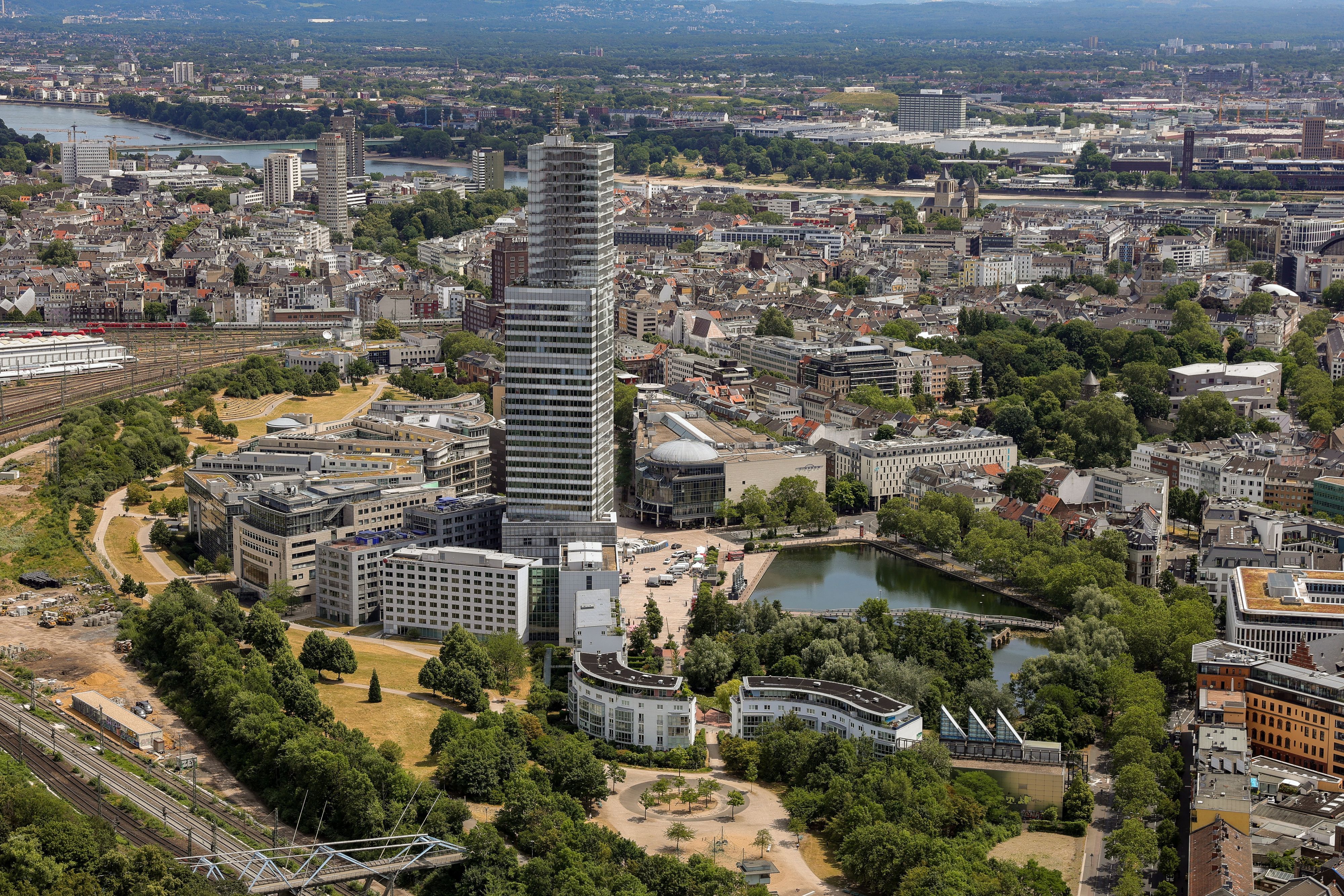 Foto aus dem Kölner Fernsehturm Colonius auf die Stadt. Zu sehen ist unter anderem der Mediapark.