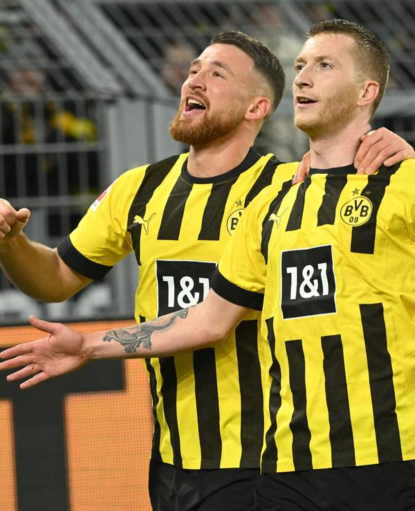 Salih Özcan (l.), Marco Reus (M.) und Emre Can jubeln nach einem Tor gegen RB Leipzig.
