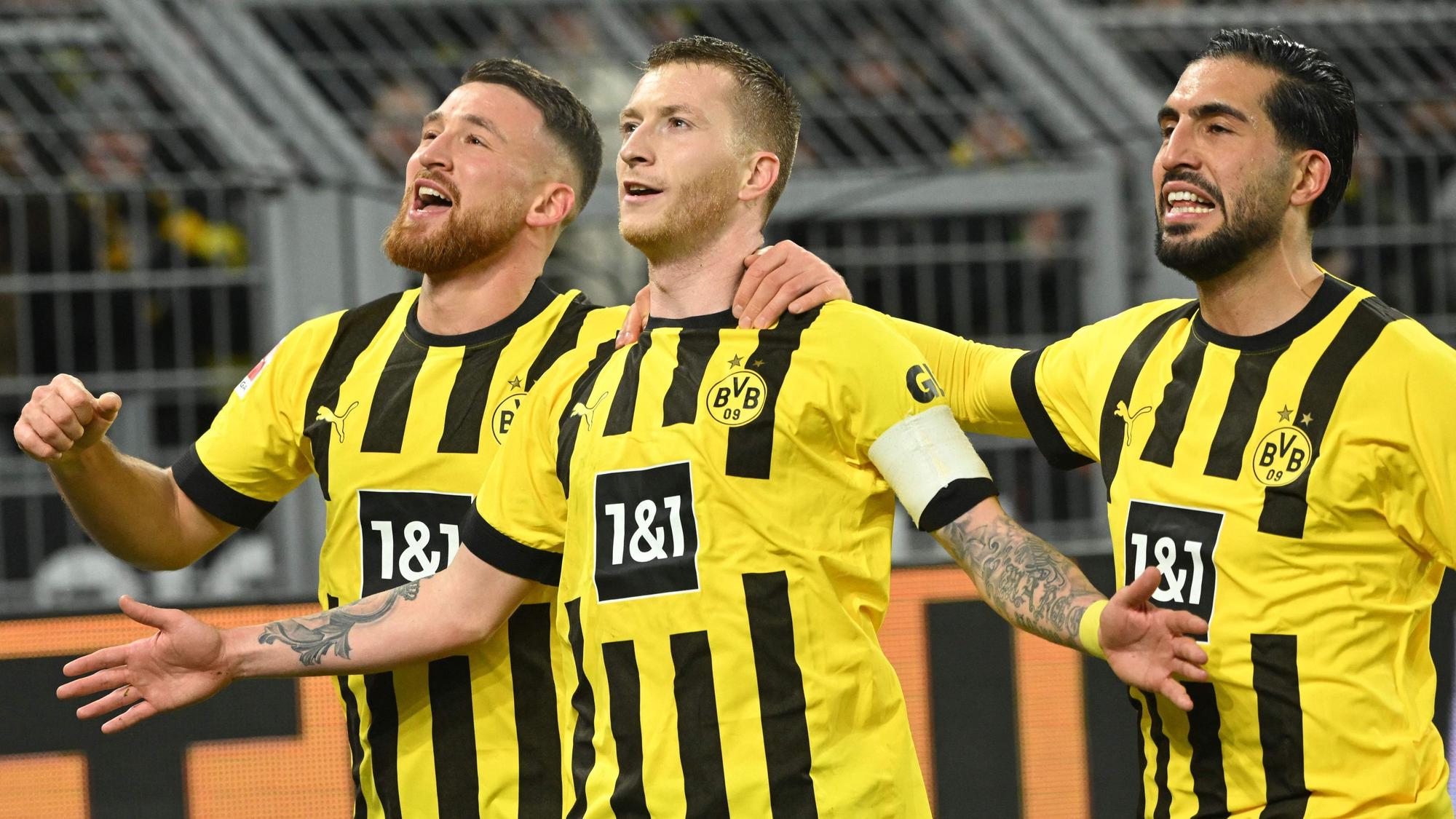 Salih Özcan (l.), Marco Reus (M.) und Emre Can jubeln nach einem Tor gegen RB Leipzig.