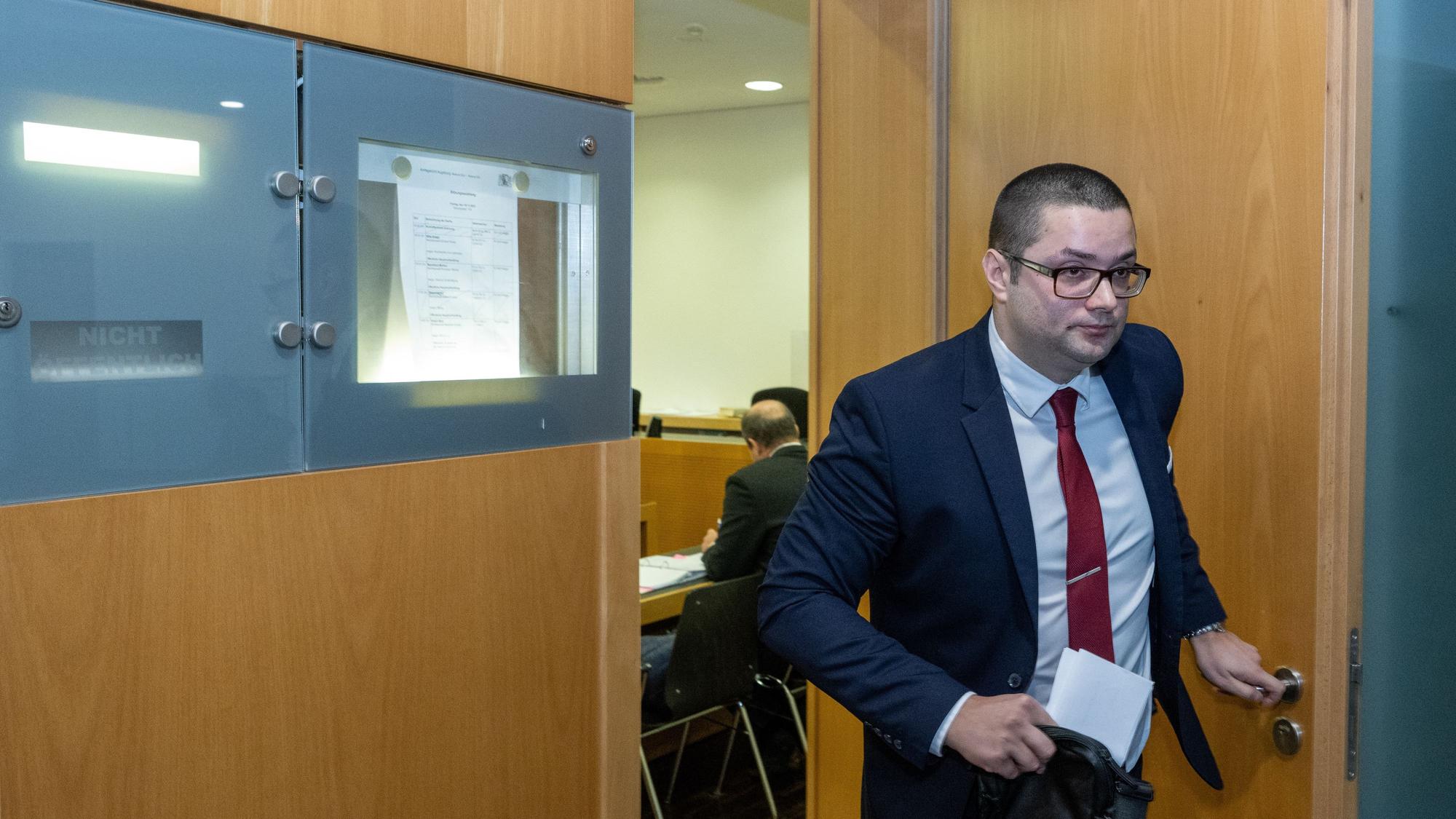 Andreas Jurca (AfD), Mitarbeiter der Landtagsfraktion, verlässt im Augsburger Strafjustizzentrum einen Gerichtssaal, nachdem er in einem Prozess als Zeuge ausgesagt hatte. Der 35-Jährige ist nach eigenen Angaben Opfer eines gewalttätigen Angriffs geworden.