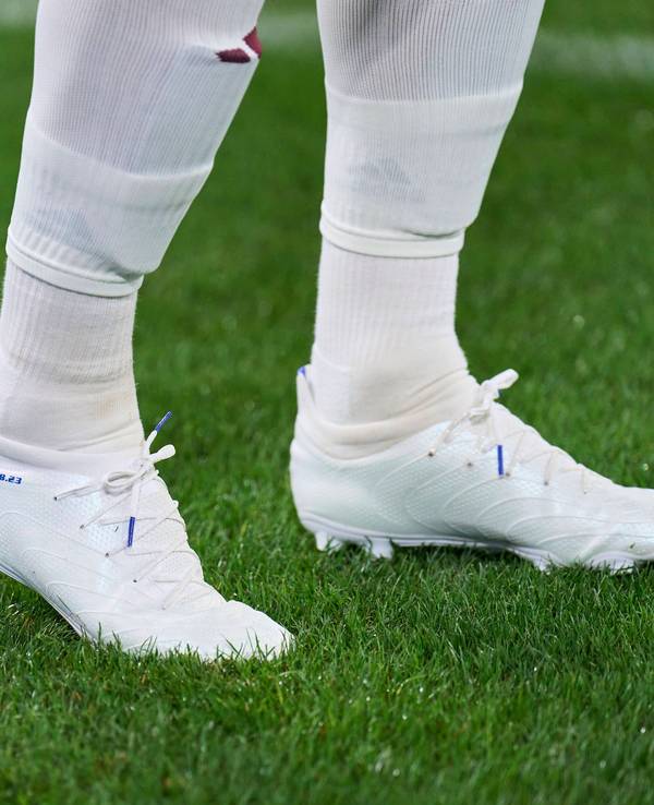 Die weißen Fußballschuhe von Harry Kane beim FC Bayern München.