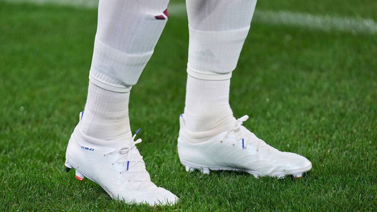 Die weißen Fußballschuhe von Harry Kane beim FC Bayern München.