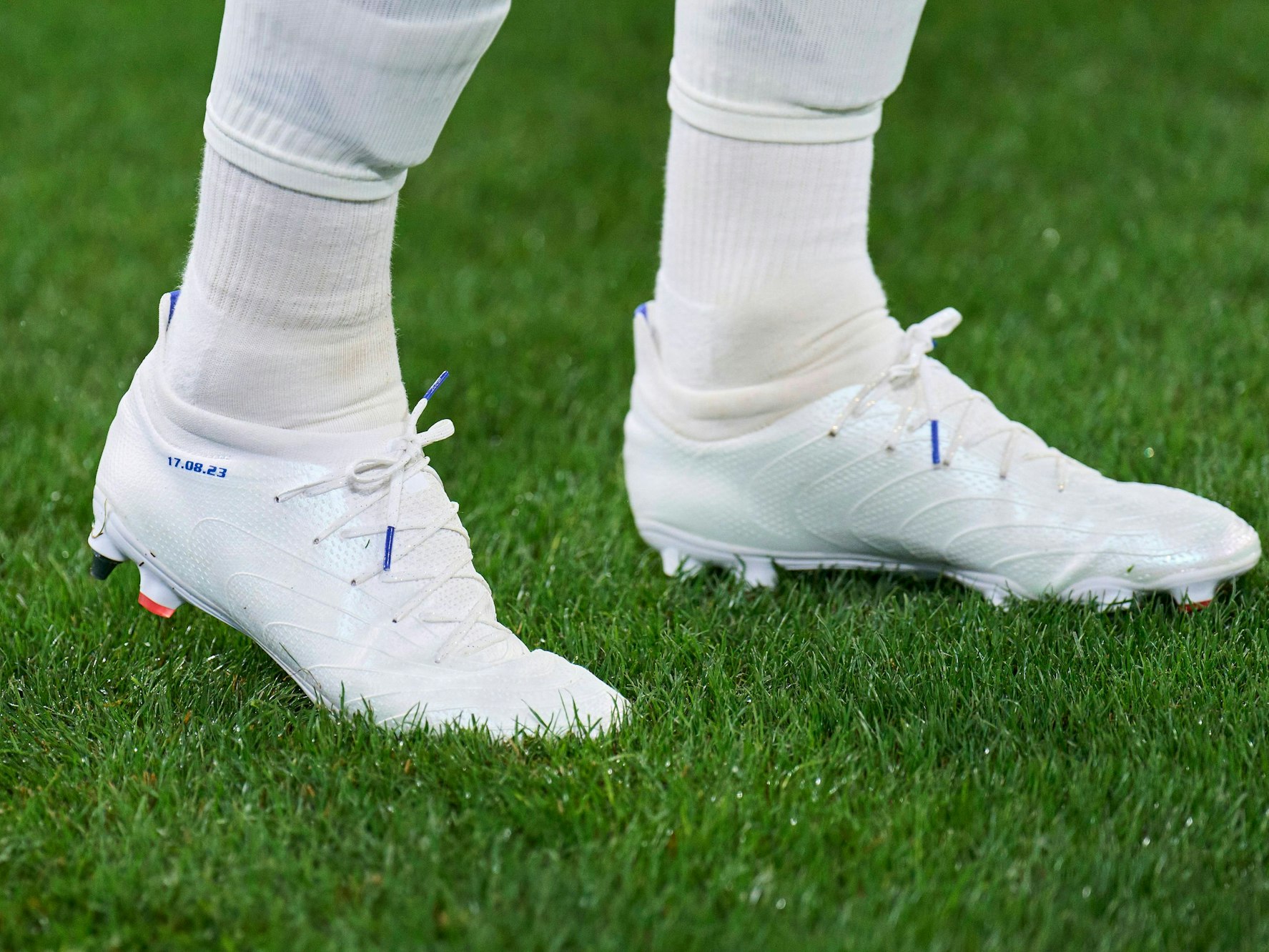 Die weißen Fußballschuhe von Harry Kane beim FC Bayern München.