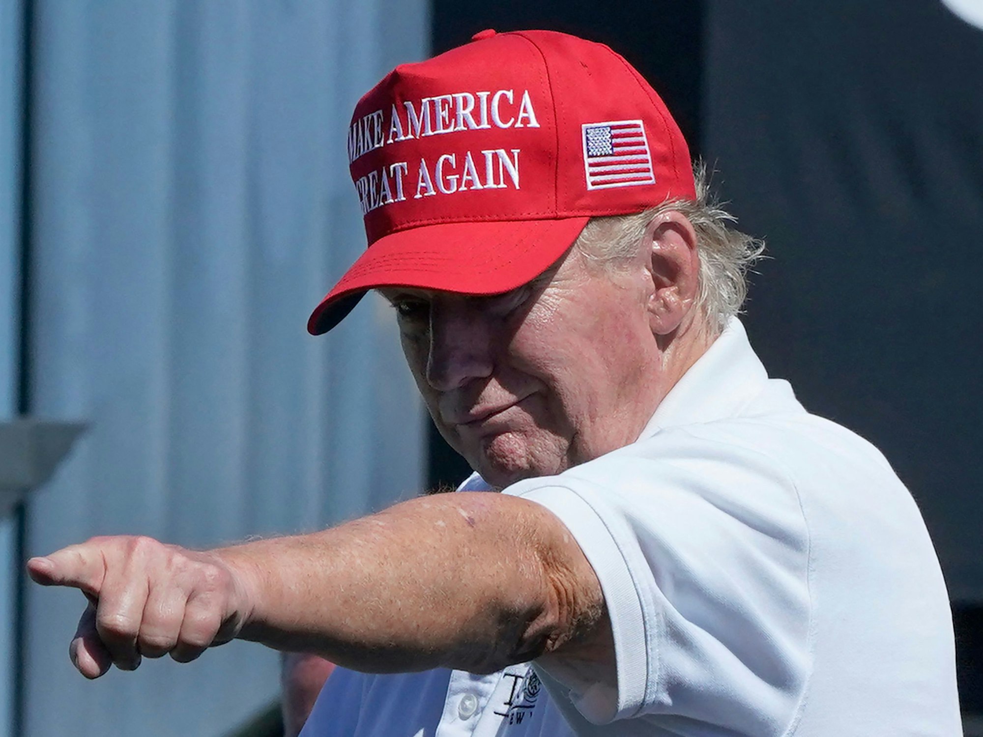 Der ehemalige US-Präsident Donald Trump zeigt auf die Menge, als er am 13. August 2023 an der dritten Runde des LIV Golf-Bedminster 2023 im Trump National in Bedminster, New Jersey, teilnimmt.