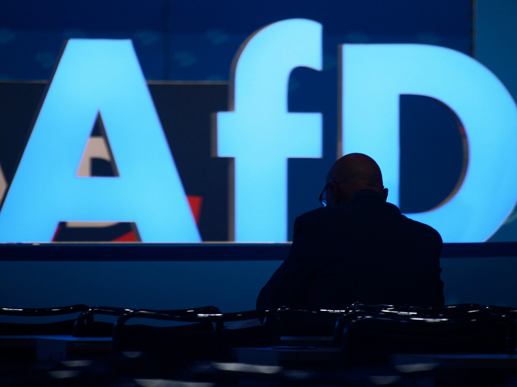 Ein Delegierter der AfD wartet auf den Beginn der Europawahlversammlung, hier im August 2023 in Magdeburg.