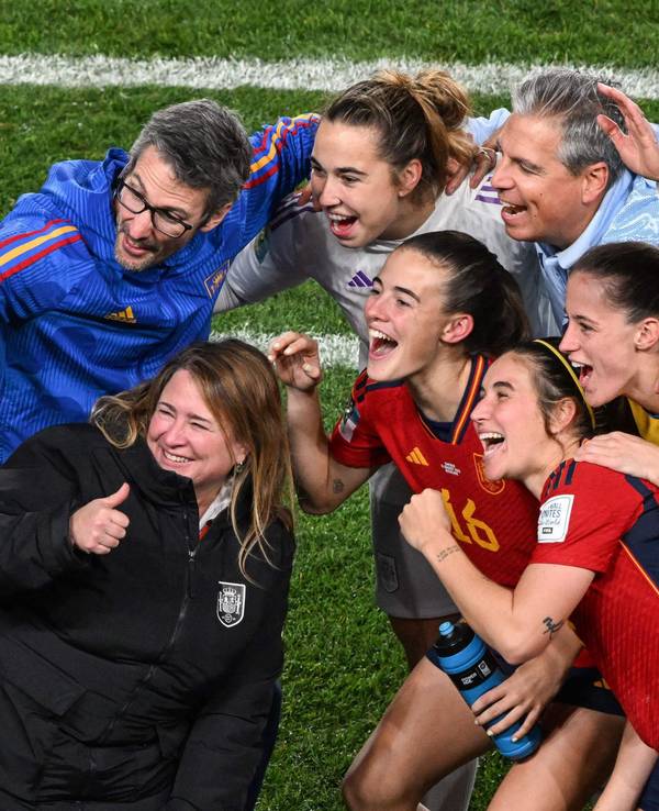 Mitglieder des spanischen Stabs posieren bei der WM 2023 mit Nationalspielerinnen.