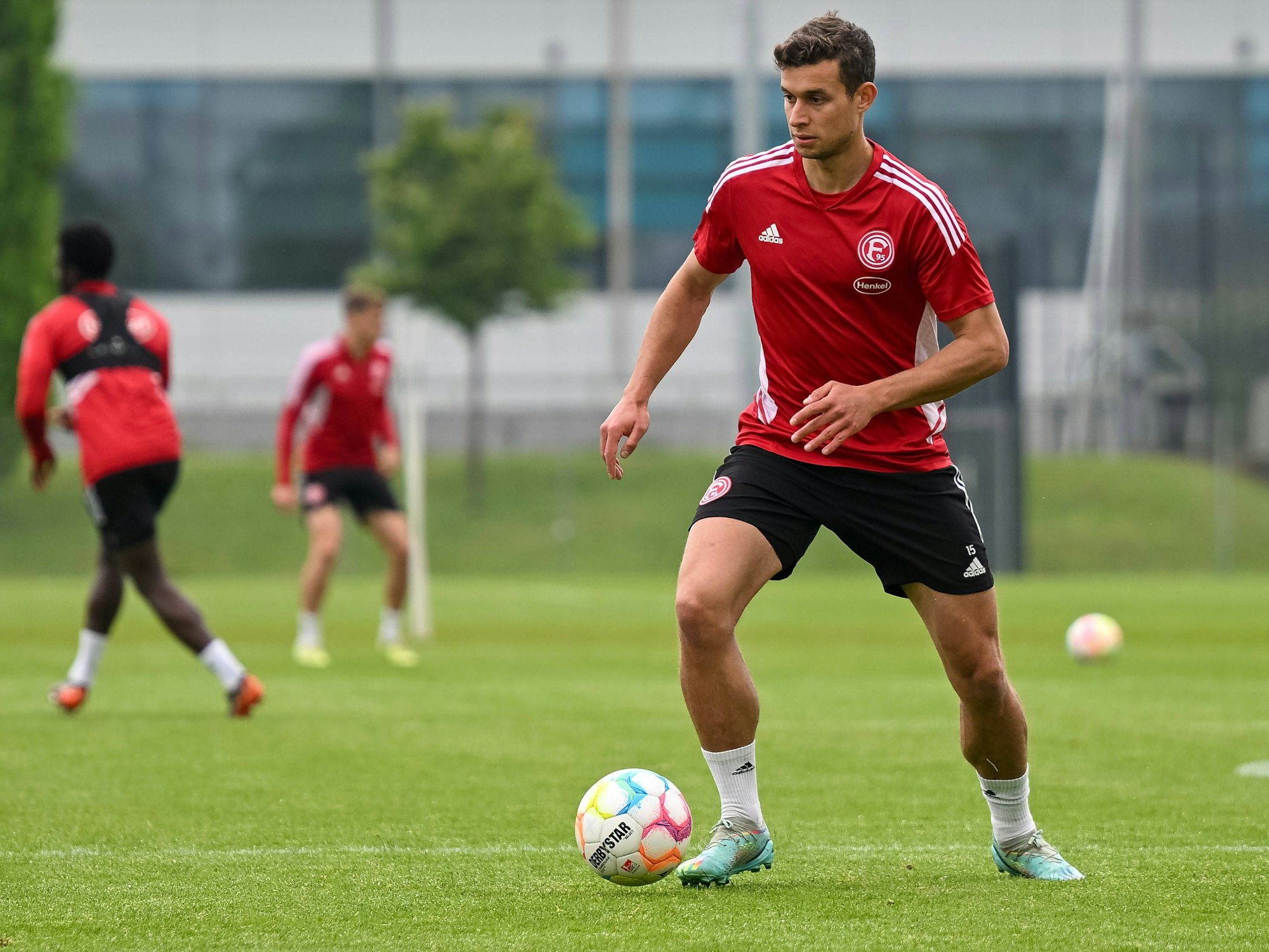 Tim Oberdorf führt den Ball auf dem Trainingsplatz.