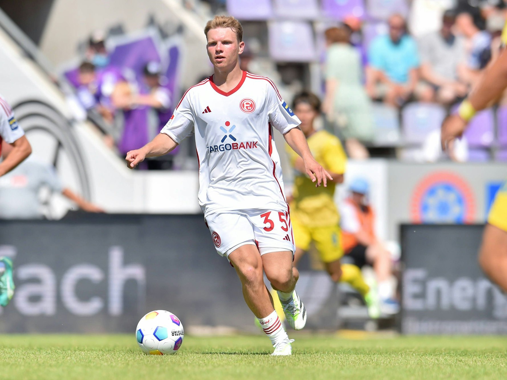 Daniel Bunk führt den Ball im Testspiel gegen Eintracht Braunschweig.