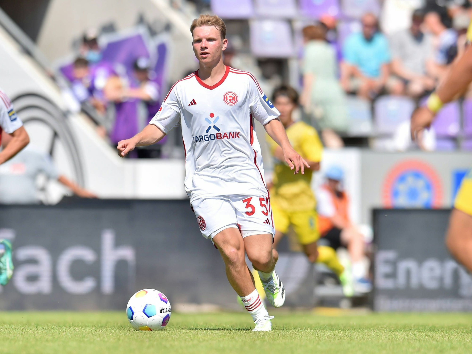 Daniel Bunk führt den Ball im Testspiel gegen Eintracht Braunschweig.