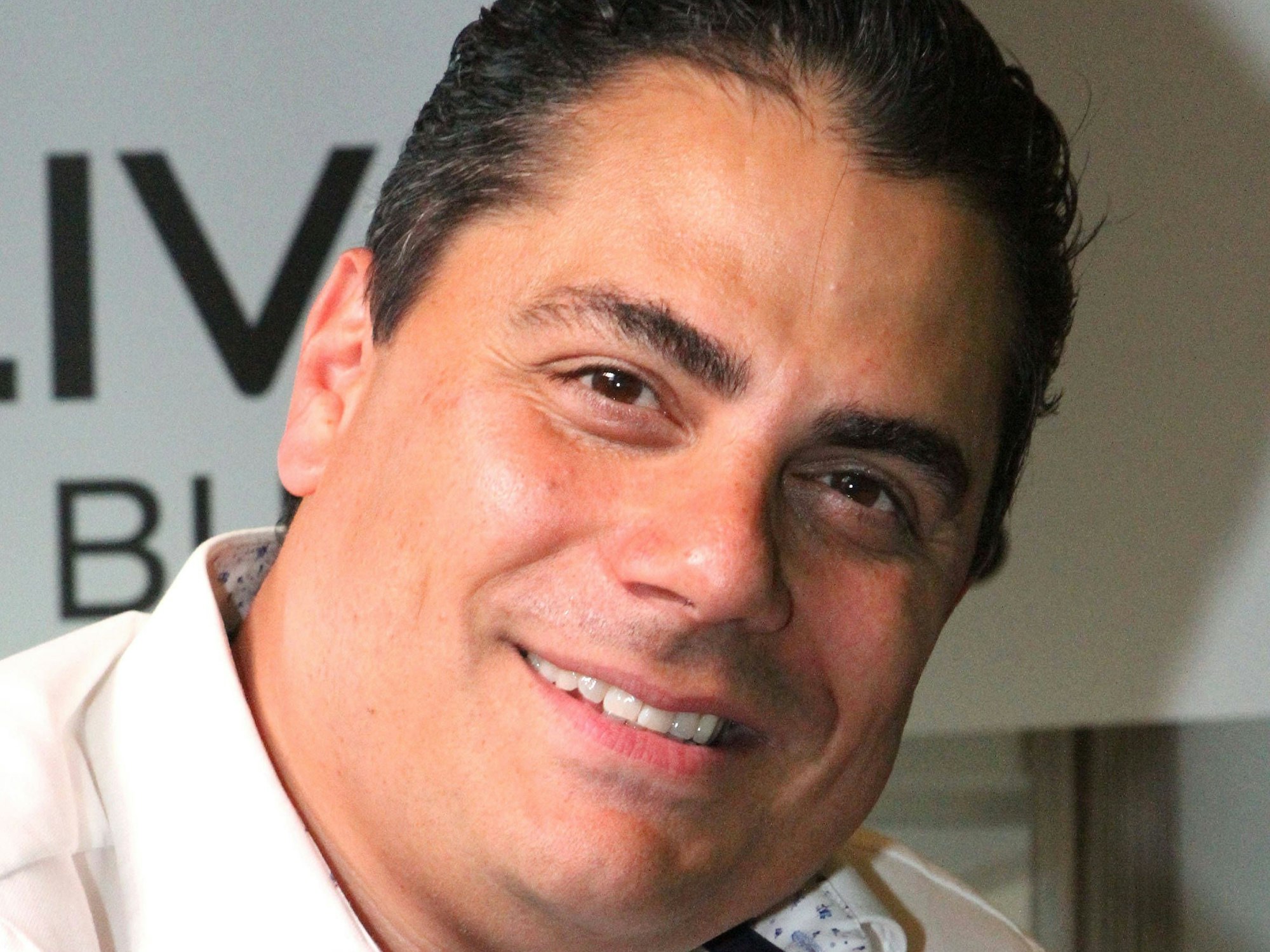 Das Foto zeigt Silva Gonzalez, Sänger der Band Hot Banditoz, bei der Talkshow „Hamburger Hafen Talk“. Der Musiker lächelt dabei in die Kamera.