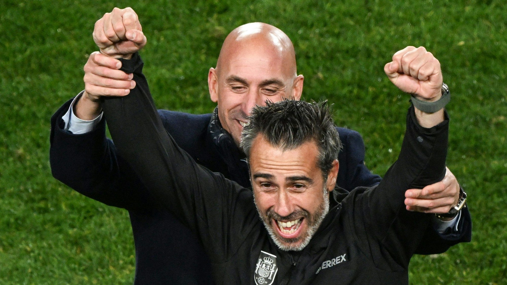 Spaniens Verbands-Präsident Luis Rubiales reißt die Arme von Nationaltrainer Jorge Vilda zum Jubel hoch.