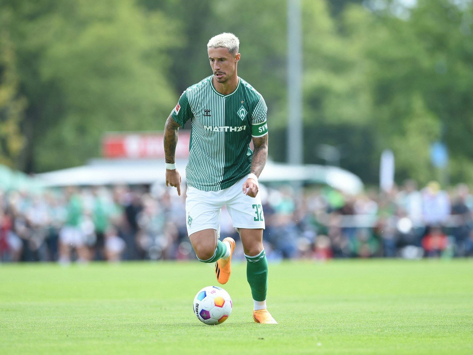 Werders Marco Friedl führt den Ball am Fuß.