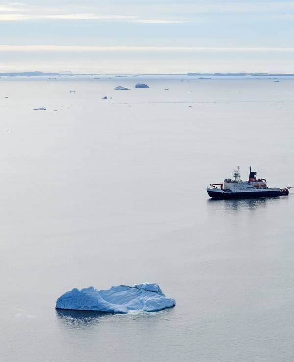 Das Forschungsschiff „Polarstern“ im Januar 2023 im eisfreien Bellingshausenmeer in der Westantarktis.