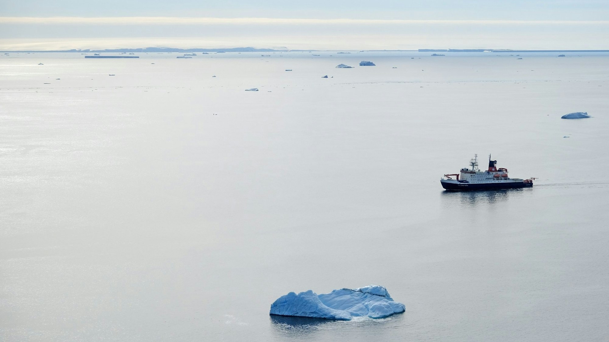 Das Forschungsschiff „Polarstern“ im Januar 2023 im eisfreien Bellingshausenmeer in der Westantarktis.