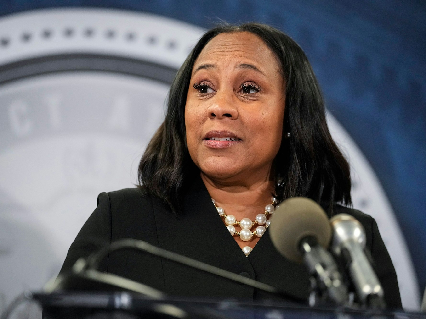 Fani Willis, Bezirksstaatsanwältin von Fulton County, spricht im Fulton County Government Center während einer Pressekonferenz am Montag, 14. August 2023, in Atlanta.