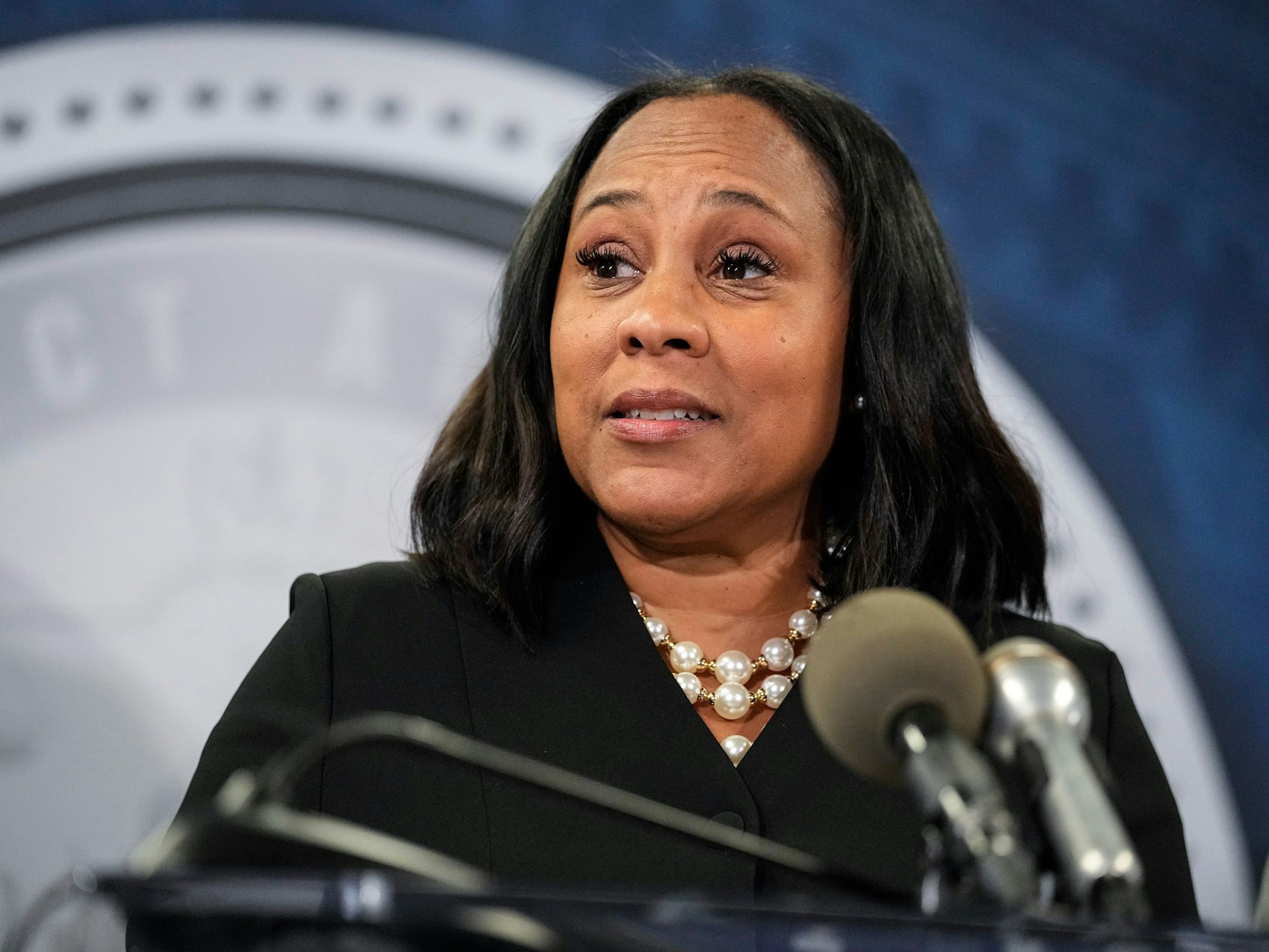 Fani Willis, Bezirksstaatsanwältin von Fulton County, spricht im Fulton County Government Center während einer Pressekonferenz am Montag, 14. August 2023, in Atlanta.