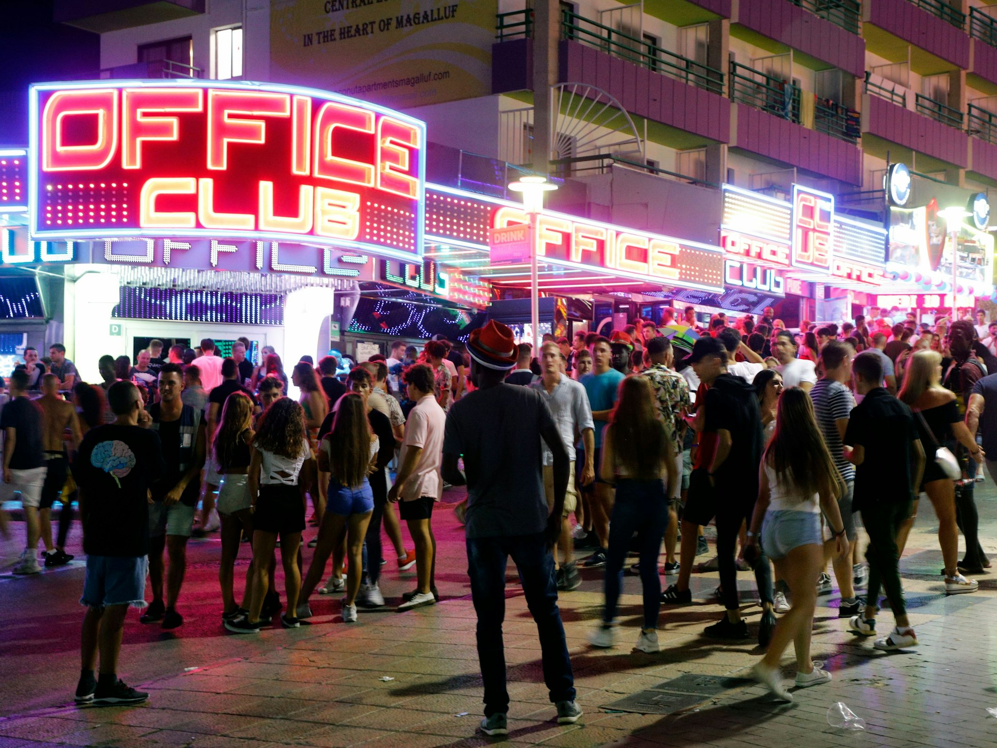 Jugendliche stehen in Magaluf vor Bars und Diskotheken auf der Straße, um zu rauchen und sich zu unterhalten.