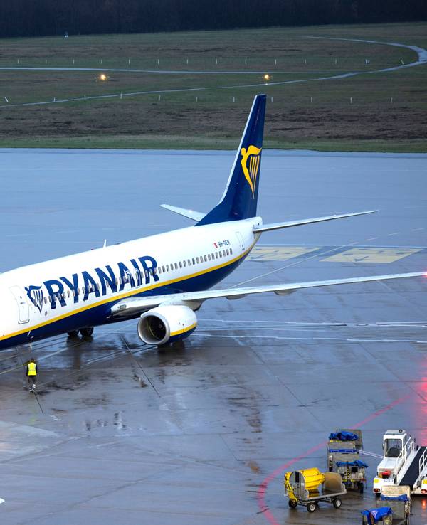 Eine Passagiermaschine der Fluggesellschaft Ryanair steht auf dem Flughafen Köln/Bonn, hier im April 2023.