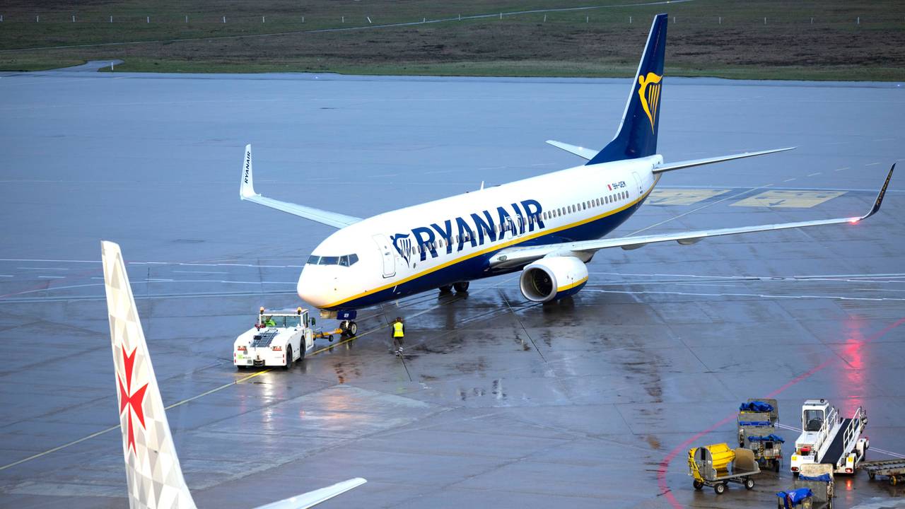Eine Passagiermaschine der Fluggesellschaft Ryanair steht auf dem Flughafen Köln/Bonn, hier im April 2023.