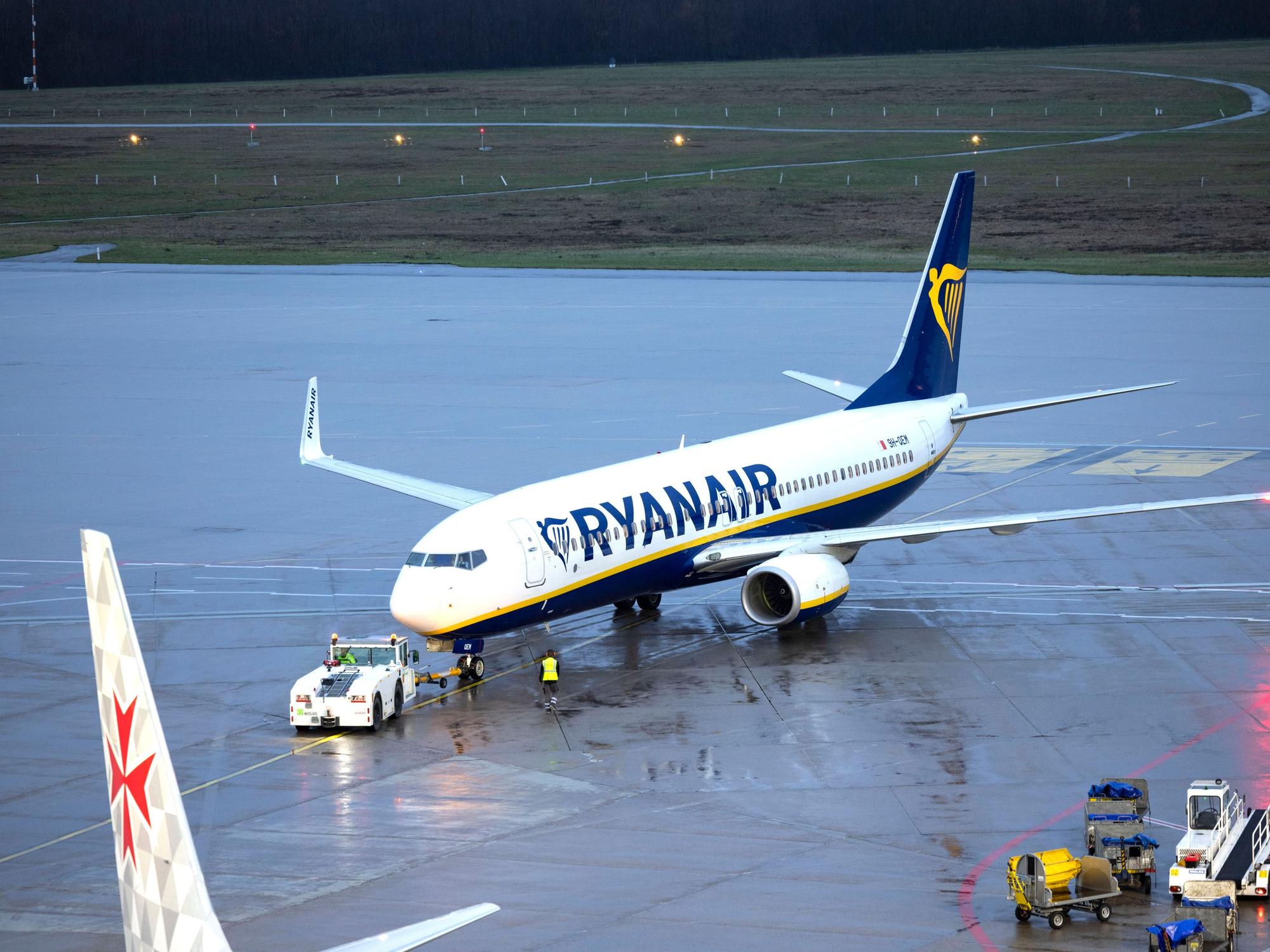 Eine Passagiermaschine der Fluggesellschaft Ryanair steht auf dem Flughafen Köln/Bonn, hier im April 2023.