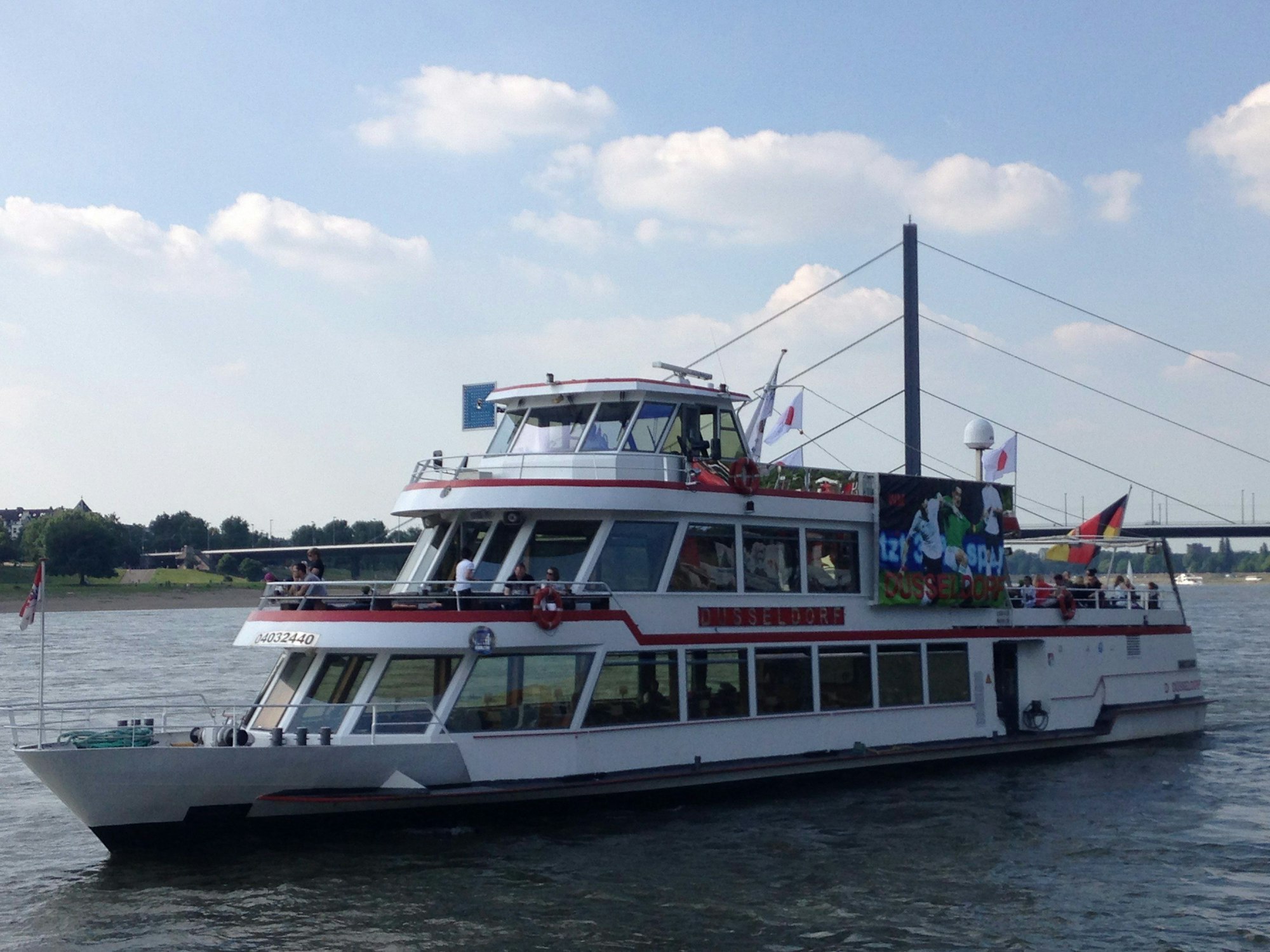 Die MS Stadt Düsseldorf ist auf dem Rhein unterwegs.