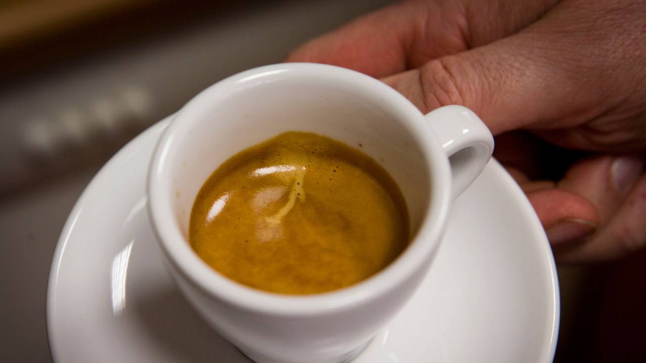 Espresso steht in Rödermark (Hessen) in einer Tasse fertig zum Genießen da.