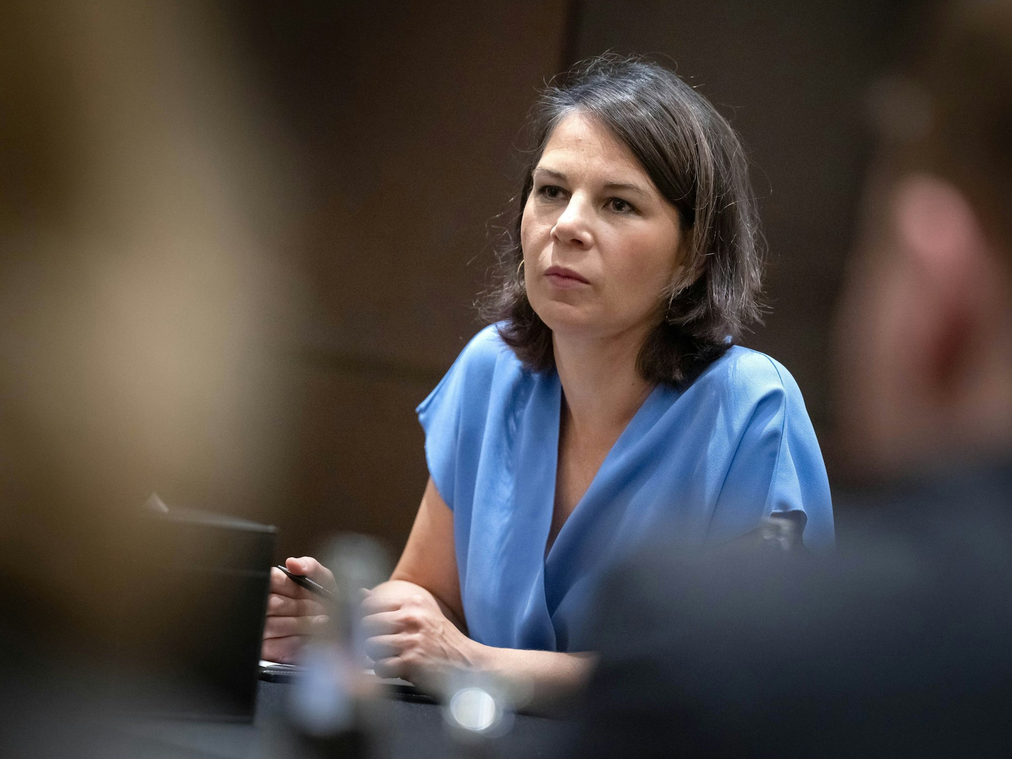 Außenministerin Annalena Baerbock (Bündnis 90/Die Grünen), hier bei einem Hintergrundgespräch, wollte schon längst in Australien sein.