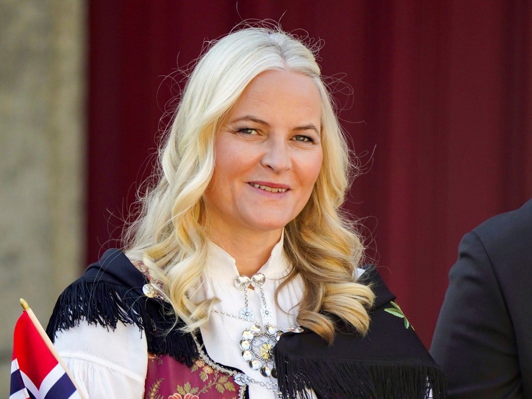 Kronprinzessin Mette-Marit von Norwegen beobachtet eine Parade anlässlich des norwegischen Verfassungstages in Skaugum, ihrer offiziellen Residenz, in der Nähe von Oslo.