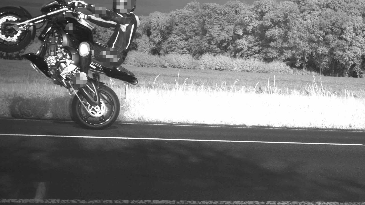 Ein Motorradfahrer fährt nur auf dem Hinterreifen.
